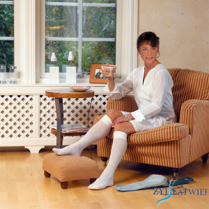 Przyrząd do zakładania skarpet-pończoch długi